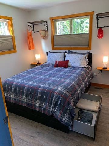 Lake House for 4 Guests in Shuswap Lake, British Columbia, Picture 2