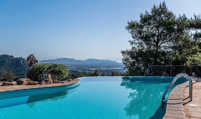 Villa Aquila Giardino – Nature Retreat with Panoramic Views and Private Pool in Pula Området, Cagliari-provinsen