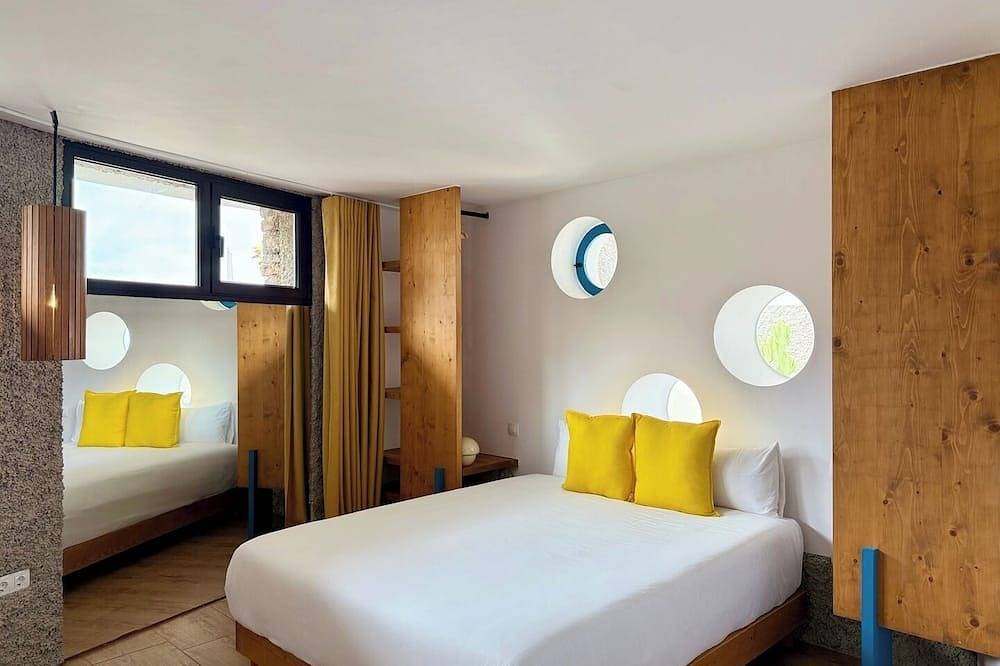 Canaryislandshost l Origen in Famara Beach, Teguise