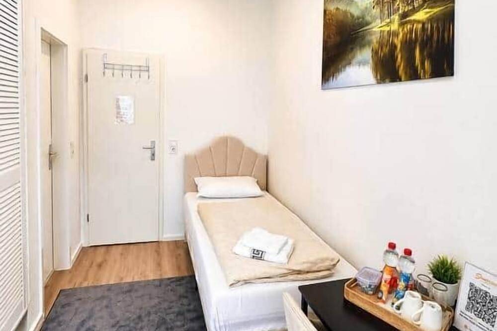 Twin room with | 2 single beds & desk room :12 in Wuppertal, Bergisch region