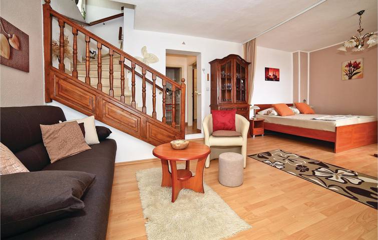 Ganze Ferienwohnung, Gemütliche Ferienwohnung mit Terrasse, Parkplatz und WLAN in der Nähe des Strandes Uvala Bočići in Okrug Gornji, Ciovo