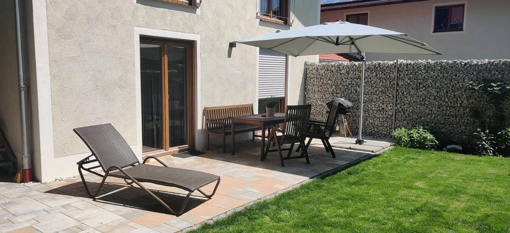 Ferienwohnung für 4 Personen, mit Balkon und Terrasse sowie Garten und Ausblick in Tittmoning