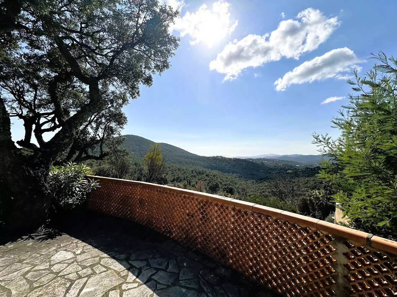 Laberinto para 4 personas con vista al mar y piscina en La Londe-Les-Maures in La Londe-les-Maures, Region de Toulon