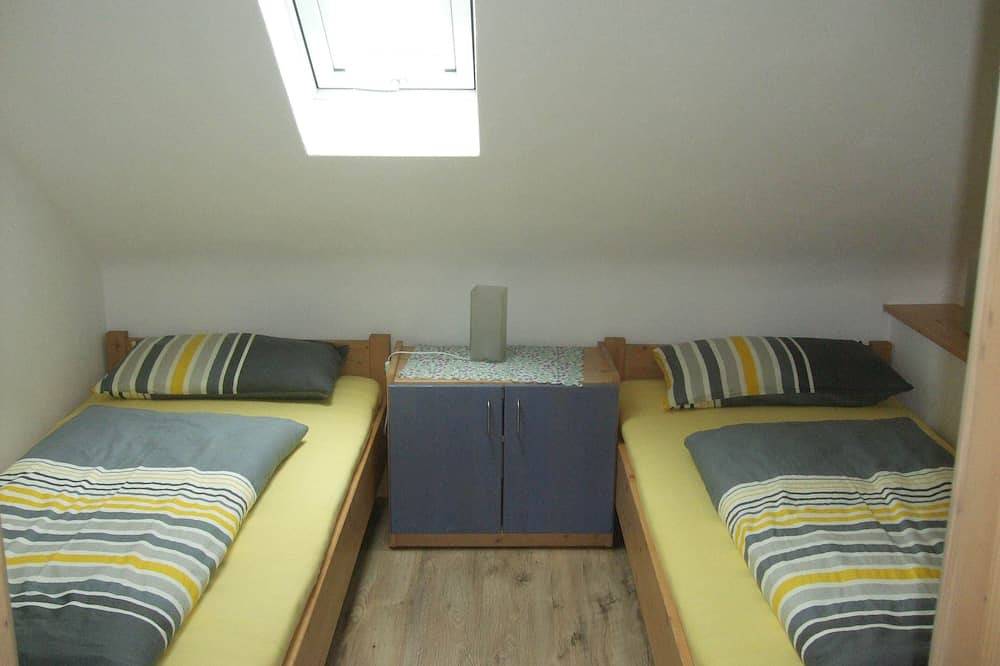Ganze Wohnung, Helle Ferienwohnung (60qm) mit Terrasse und großer Wiese in Stadtlauringen, Franken