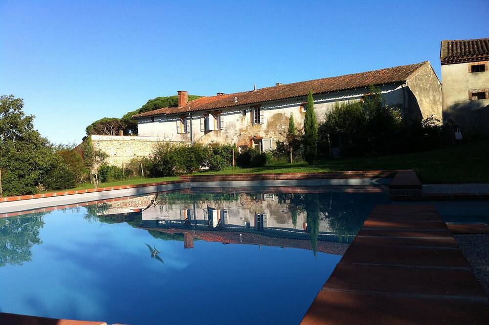 Maison Xviii,piscine, charme,nature, vue sur les Pyrénées in Saverdun, Ariège