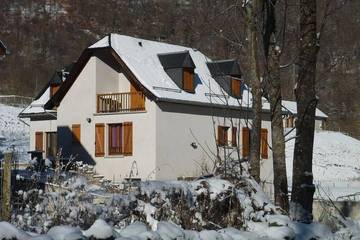 Gîte pour 6 personnes, avec jardin à Oô