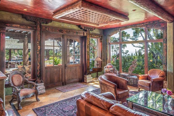 Vacation rental for 12 people, with sauna and hot tub as well as yard, with pets in Big Sur