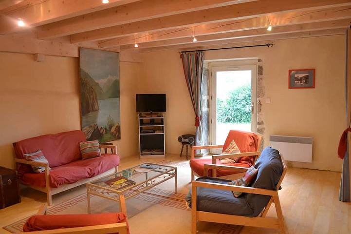 Gîte pour 5 personnes, avec jardin à Onoz (Jura)