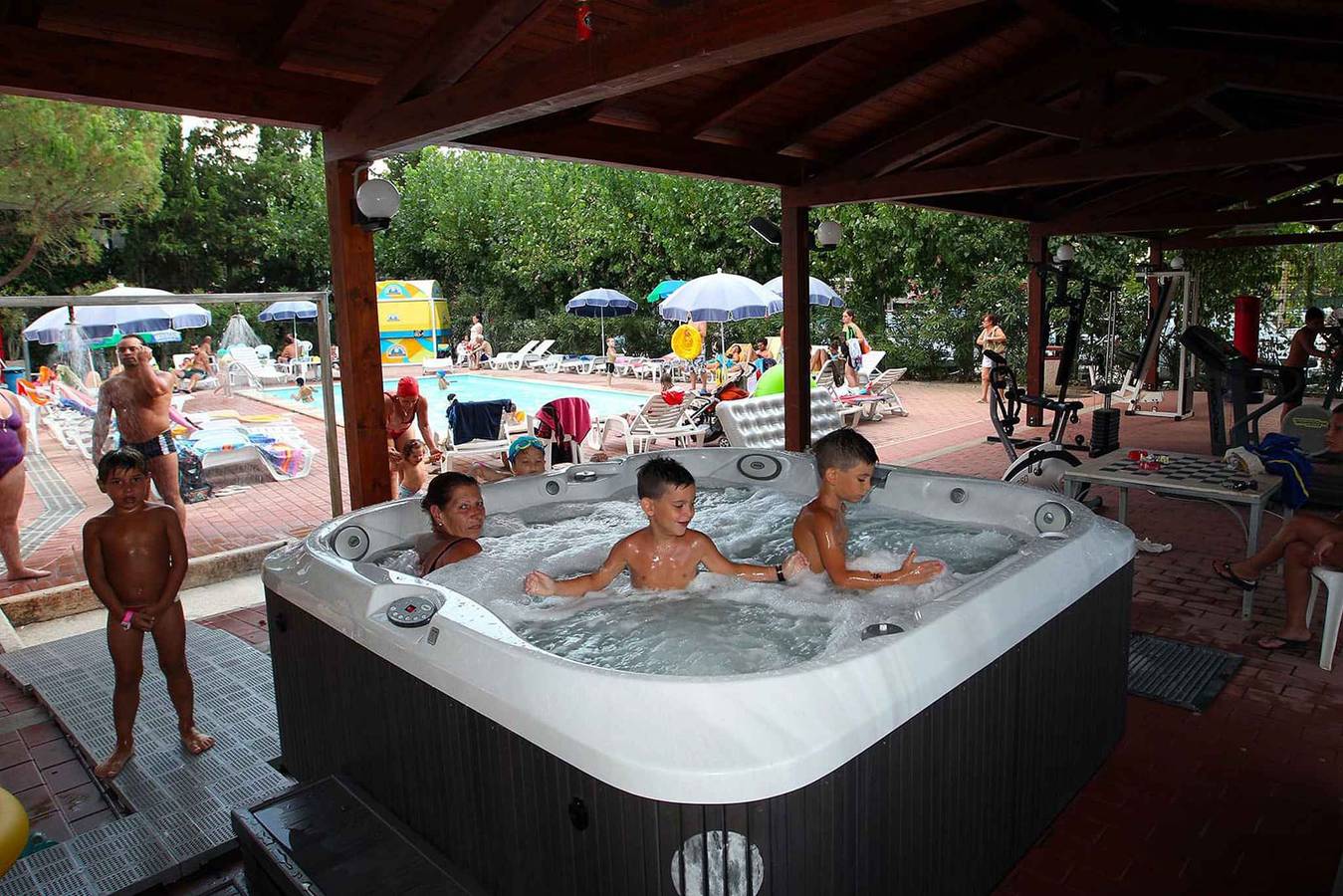 Mobilehome mit Klimaanlage und Holzveranda  in Tuoro sul Trasimeno, Lago Trasimeno