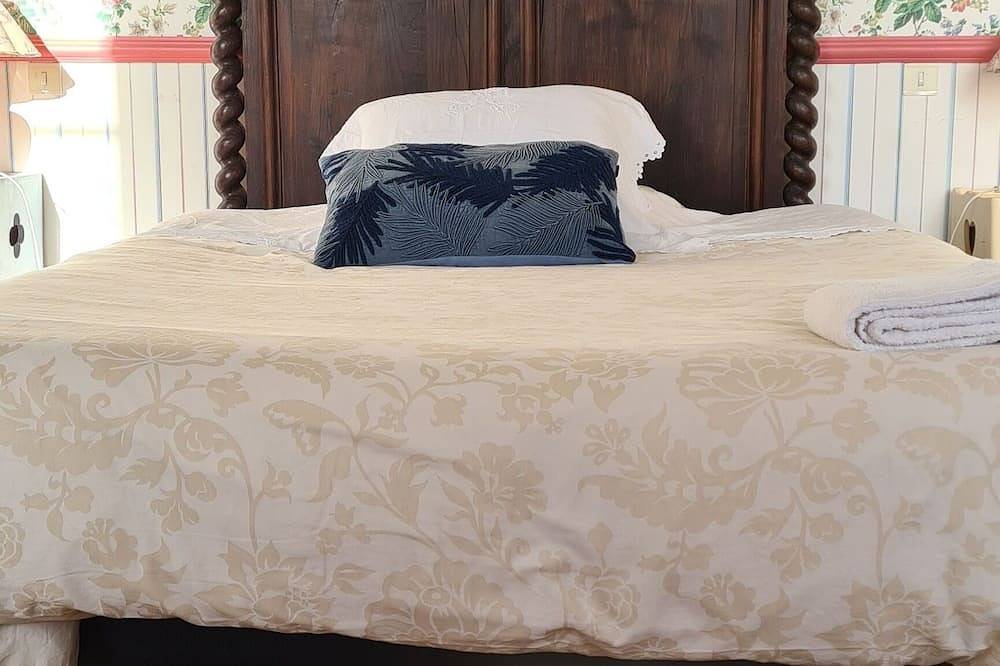 Suite in the English style at Le Château de la Coste in Saint-Julien (Côtes-d'Armor), Côtes-d'Armor