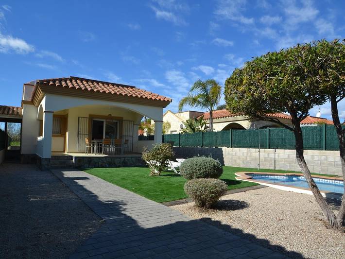 Location de vacances pour 6 personnes, avec terrasse ainsi que piscine et jardin, animaux acceptés à Riumar - 3