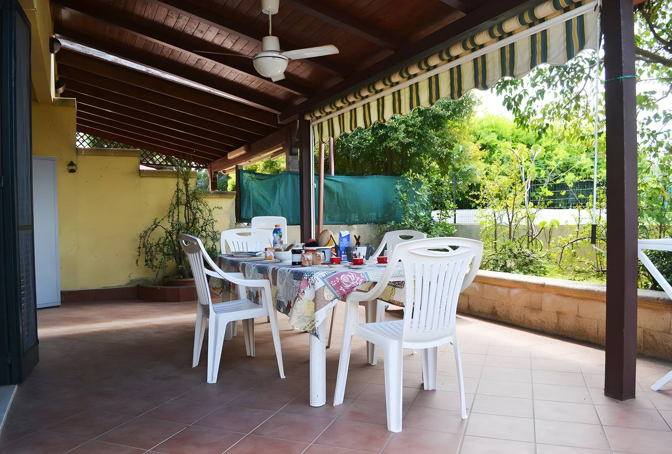 Ferienhaus 'Casa A T Dell Orso Con Veranda' mit privatem Garten in Melendugno, Lecce Provinz