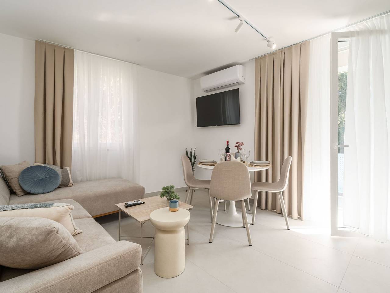 Geheel appartement, Modern City Escape - Two Bedroom Apartment with Balcony in Dubrovnik, Grad Dubrovnik
