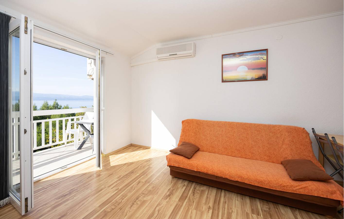 Ganze Ferienwohnung, Terrassen-Apartment am Strand mit WiFi und Parkplatz. in Lokva Rogoznica, Omis-Riviera