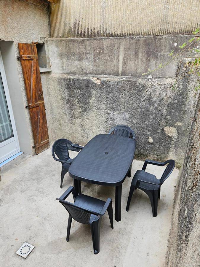 Location de vacances pour 5 personnes, avec Terrasse et Jardin à Cusset - 2