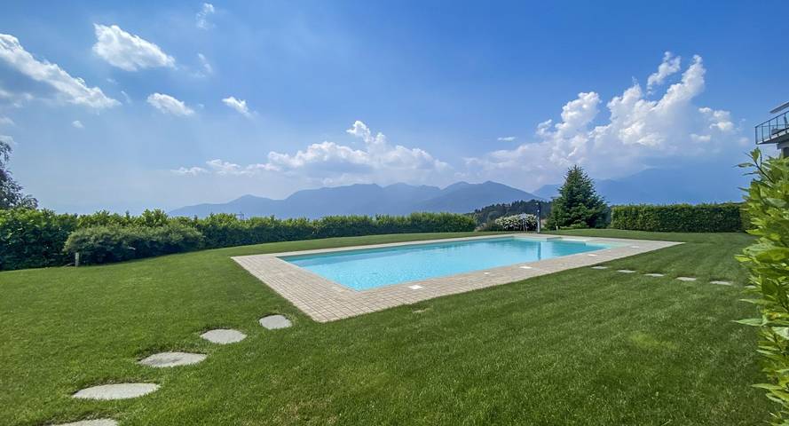 Ferienwohnung für 4 Personen, mit Balkon und Pool sowie Seeblick und Ausblick in Comune di Luino