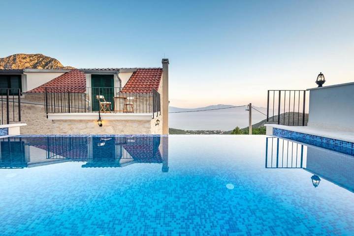 Dom wakacyjny dla 5 osób, z Jacuzzi i Taras oraz Ogród i Basen w Zaostrog