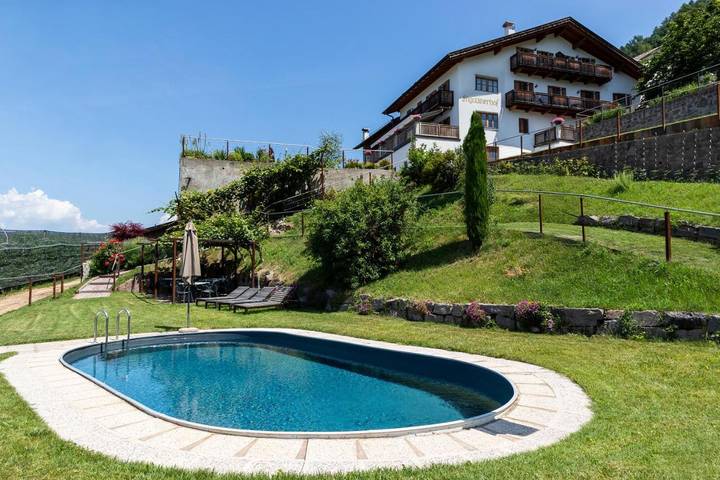 Appartamento per 4 persone, con Balcone e Terrazza nonché Giardino e Piscina in Montagna