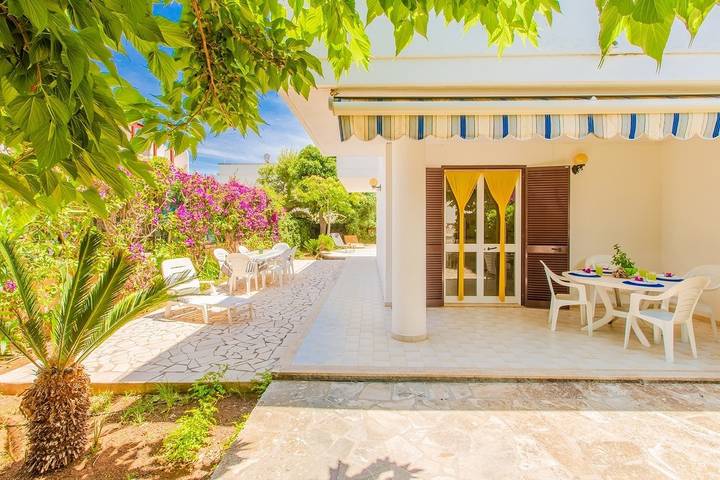 Location de vacances pour 5 personnes, avec Balcon ainsi que Terrasse et Jardin à Carovigno