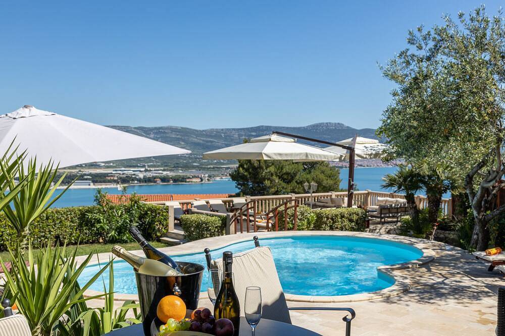 Villa mit eigenem Pool und Meerblick in Arbanija, Ciovo