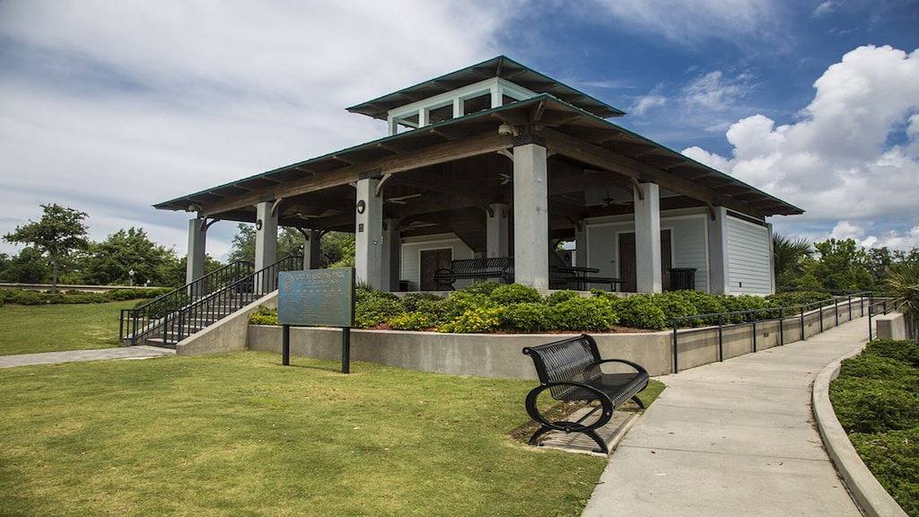 Gehen Sie zum Strand und in die Innenstadt von Restaurants, Bars und Geschäften! in Ocean Springs, Mississippi Gulf Coast