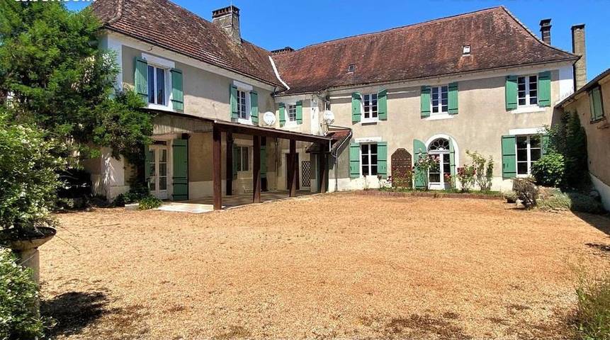 Location de vacances pour 14 personnes, avec vue et jardin à Savignac-les-Églises