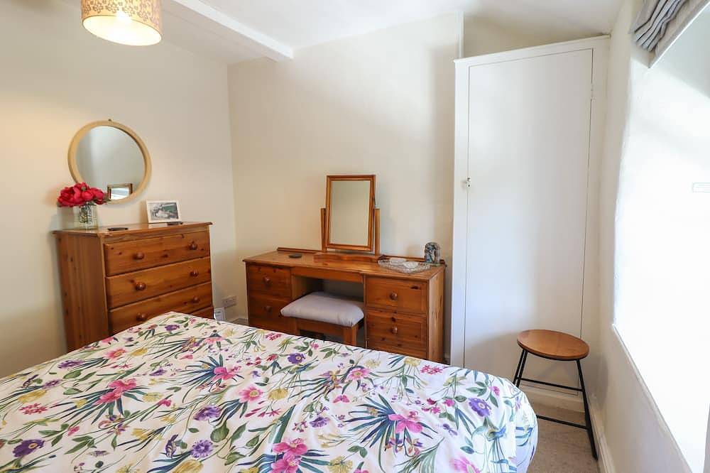 Llygoden Cottage, pet friendly, with open fire in Beddgelert in Beddgelert, Snowdonia