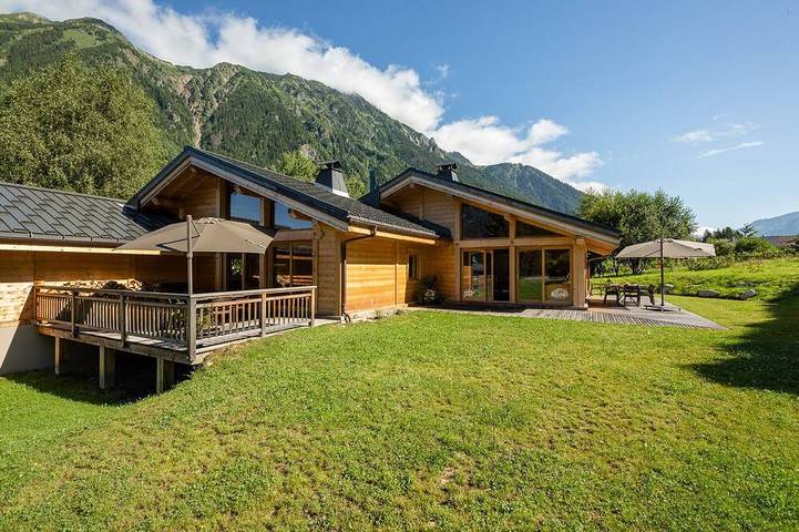 Vacation rental for 11 people, with terrace and yard in Chamonix-Mont-Blanc