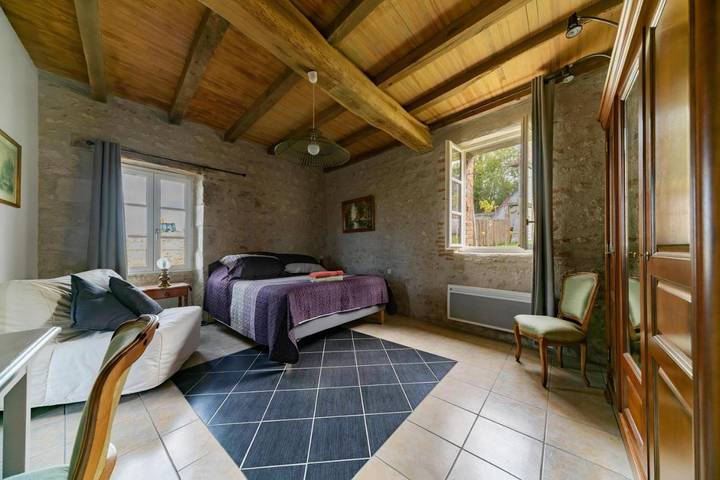 Location de vacances pour 6 personnes, avec terrasse ainsi que piscine et vue à Charroux (Auvergne) - 4