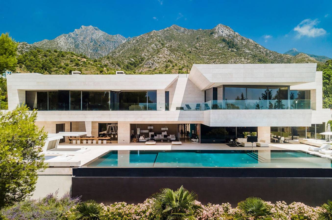 Villa for 16 Guests in Marbella West, Marbella