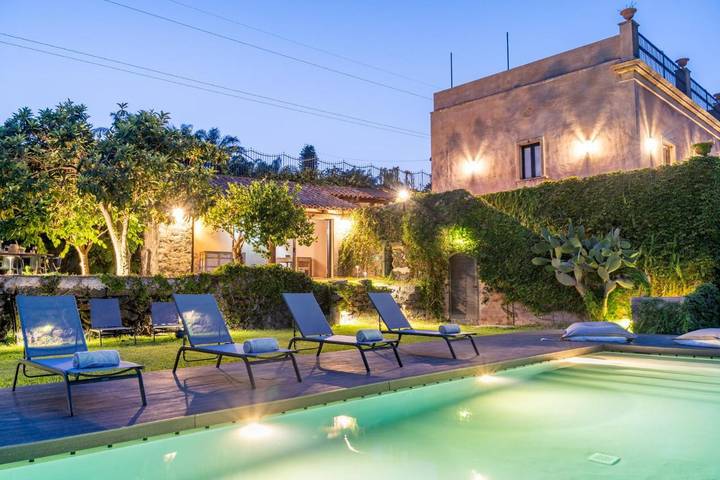 Villa per 10 persone, con giardino e panorama nonché piscina a Giarre