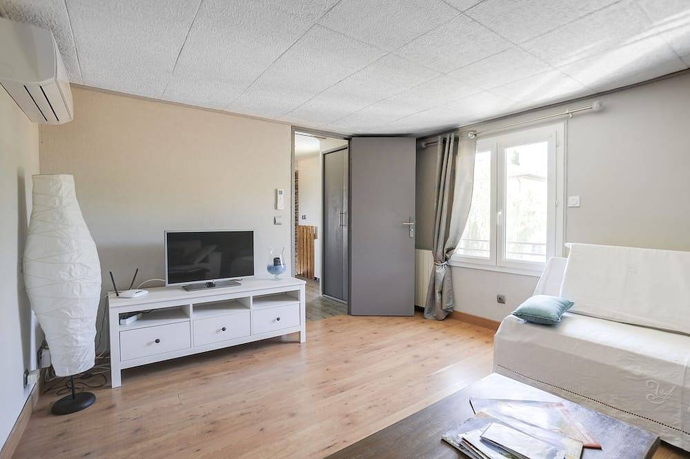 Les Lavandes, comfortable, air-conditioned, swimming pool reserved for guests in Piolenc, Vaucluse