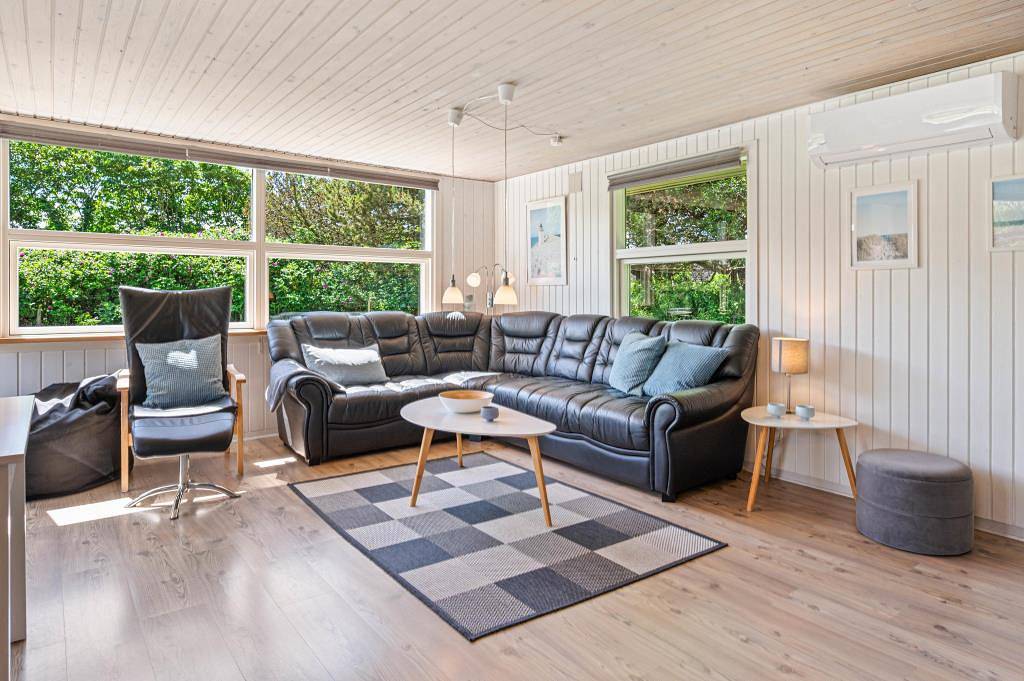 Ferienhaus mit Aktivitätsraum und Kaminofen in Bjerregård, Holmsland Klit