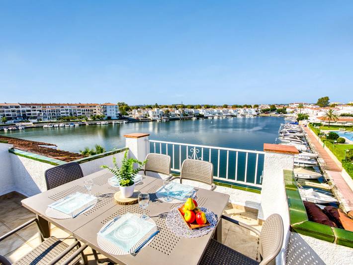 Gîte pour 4 personnes, avec Terrasse ainsi que Jardin et Vue sur le lac à Empuriabrava