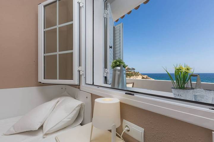 Haus steil, 30 m Strand, Tv, Wifi, Parkplatz und Pool in Cap Salou, Salou