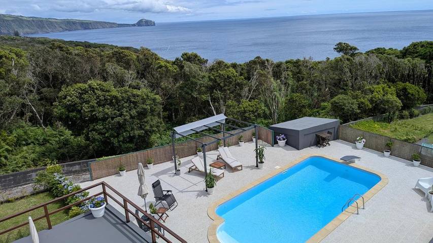 Location de vacances pour 6 personnes, avec Balcon et Terrasse ainsi que Jardin et Piscine dans Faial
