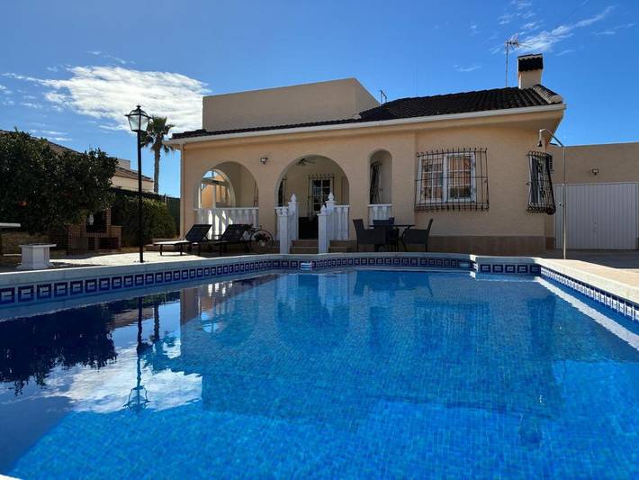 Chalet para 6 personas, con vistas además de jardín y piscina, Se admiten mascotas en Los Alcázares