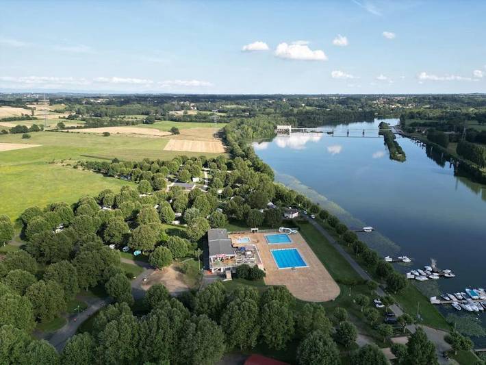 Camping du Val de Saône - Unique 3 personnes - Cabane en bois avec terrasse (2 adultes + 1 enfant) in Saint-Didier-sur-Chalaronne, Région de Bourg-en-Bresse