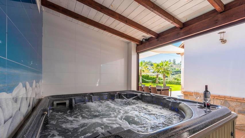 Chalet para 14 personas, con jacuzzi además de piscina y balcón/terraza en Provincia de Málaga - 2