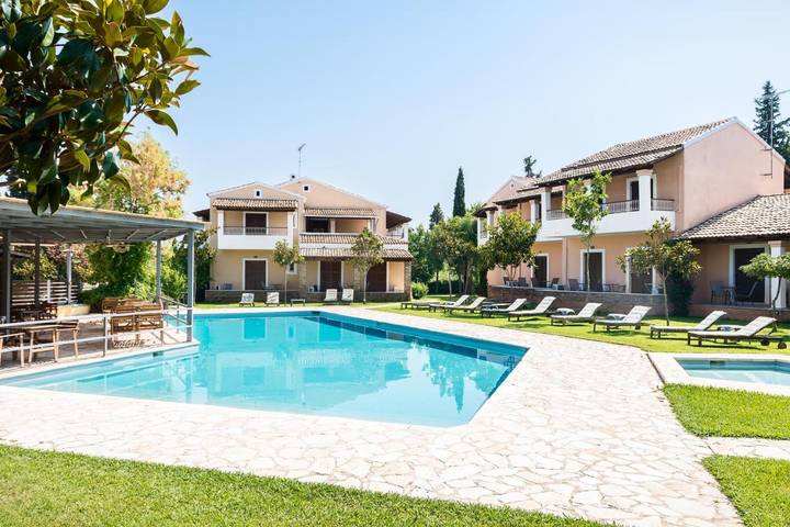 Appart’hôtel pour 6 personnes, avec Balcon et Terrasse ainsi que Jardin et Bassin pour enfant