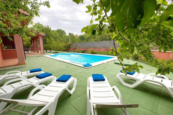 Ferienhaus für 9 Personen, mit Pool und Terrasse sowie Garten - 1