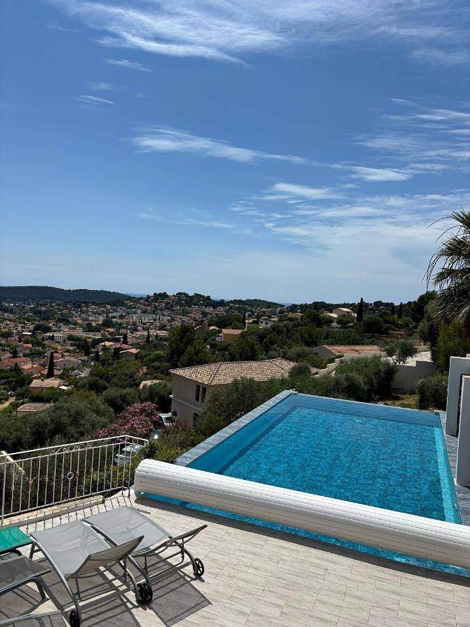 Appartement de vacances pour 3 personnes, avec terrasse ainsi que piscine et vue