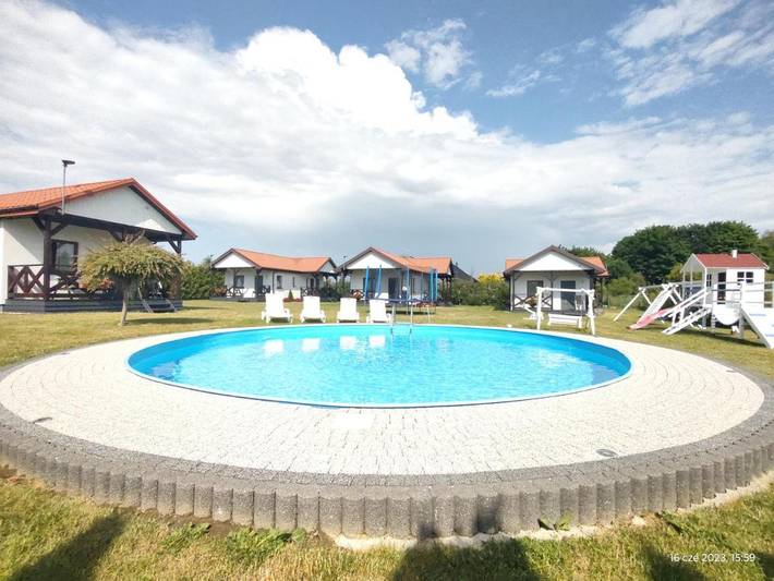 Domek letniskowy dla 4 osób, z Balkon i Taras oraz Ogród i Basen w Darłowo