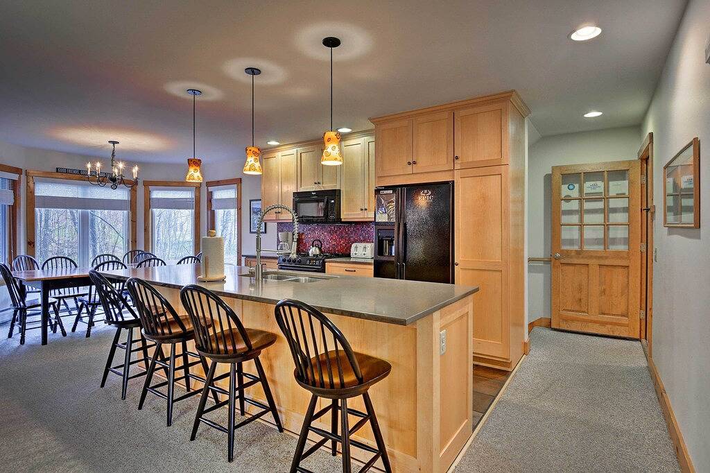 Ganze Wohnung, Ski-In / Ski-Out Resort Eigentumswohnung mit Deck am Jay Peak! in Jay Peak