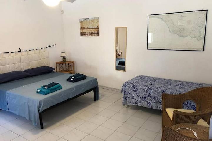 Available July 4–18: Casa Rossa with a garden overlooking the sea in Spiaggia di Caucana, Santa Croce Camerina