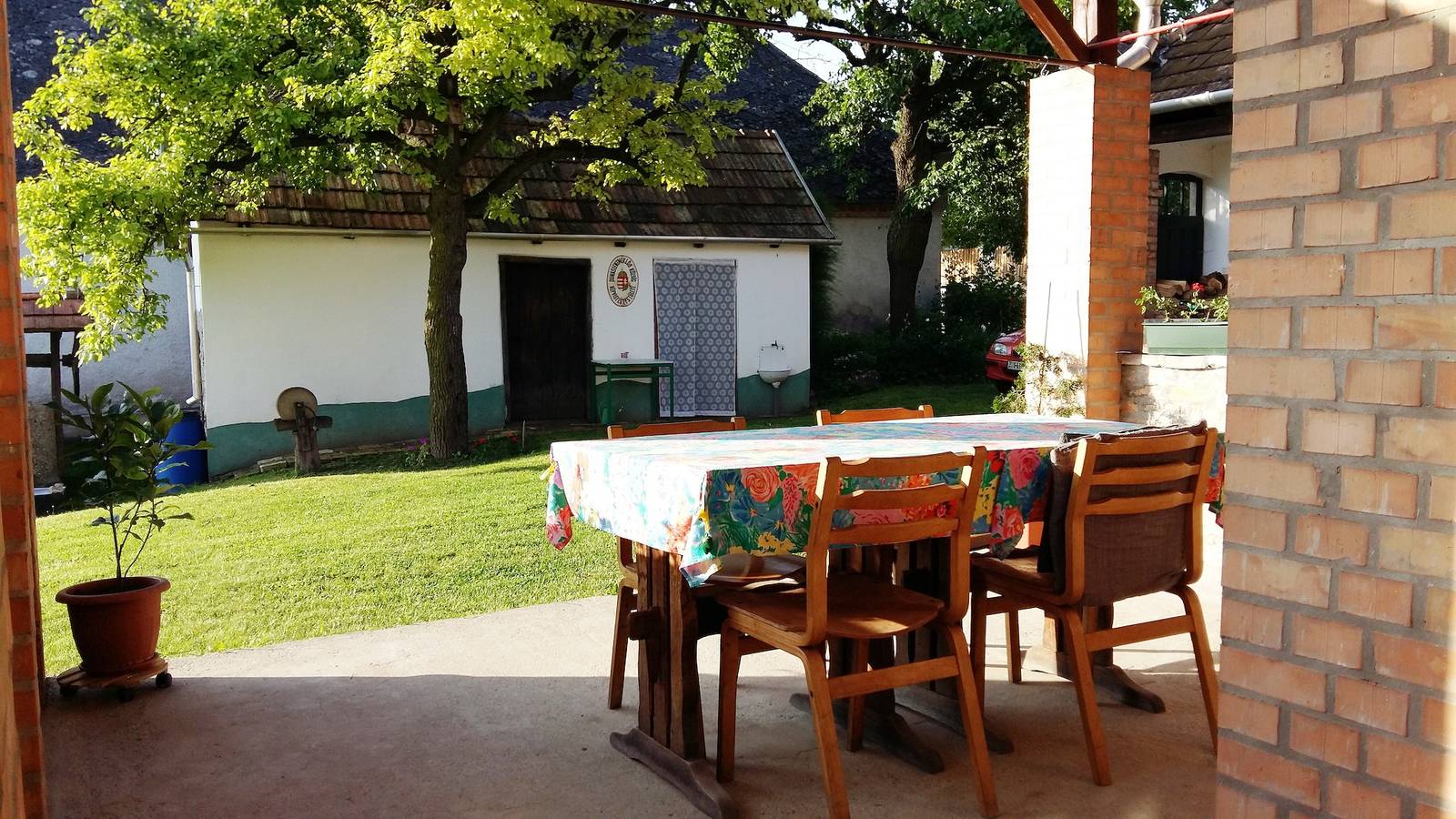 Ganze Wohnung, Kleines Dorf, kleines Gästehaus, Wein und Entspannung in der Weinregion Neszmély 7682 in Dunaszentmiklós, Kleingebiet Totis