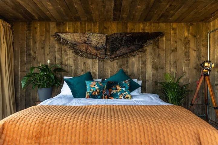 Log cabin for 2 people, with hot tub in Northern Ireland