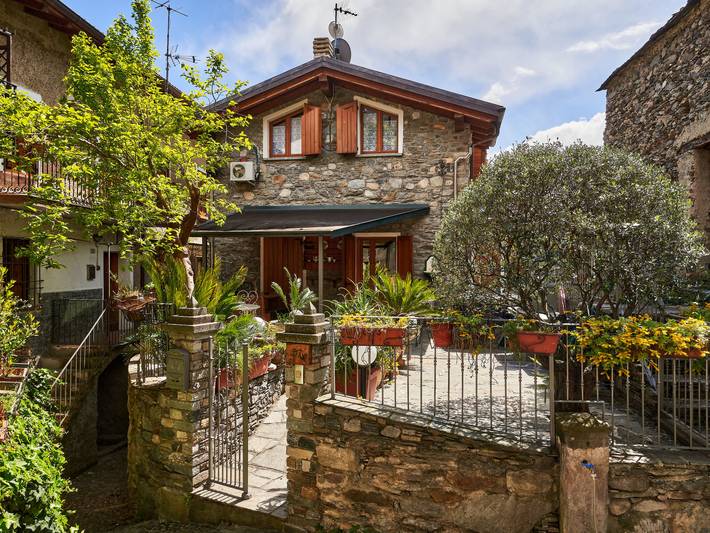 Location de vacances pour 7 personnes, avec vue sur le lac et jardin, animaux acceptés à Vercana