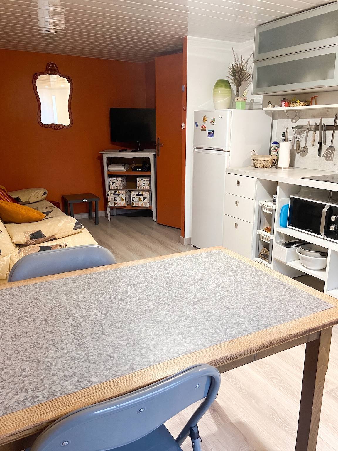 Appartement entier, Appartement rénové à Lapte avec terrasse 40 m² in Lapte, Haute-Loire