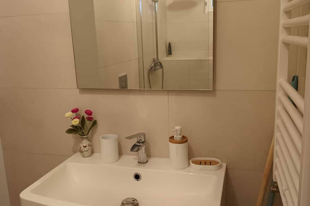Appartement entier, Studio tout equipe en rez de jardin in Limas, Beaujolais